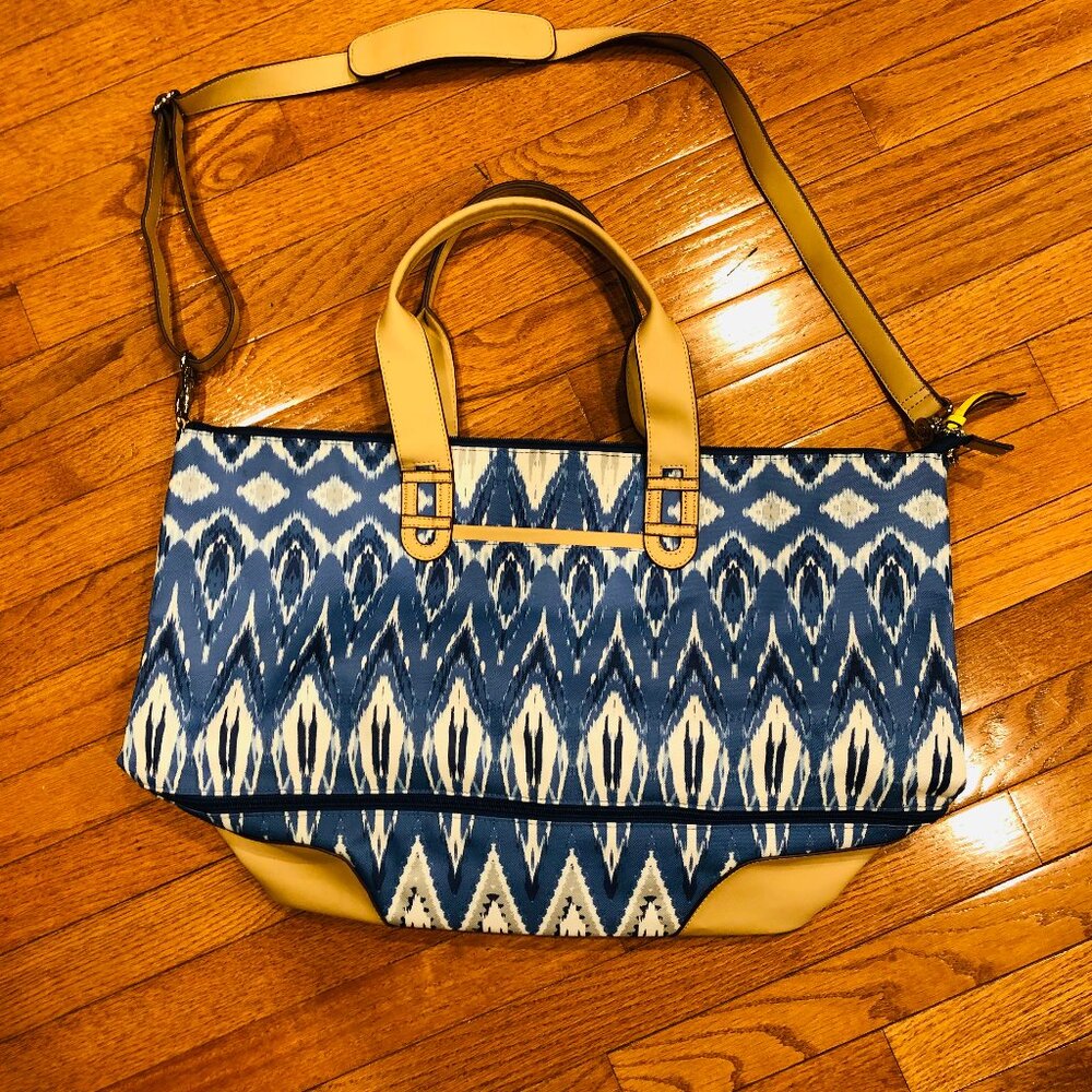 Stella & Dot Getaway Indigo Ikat weekender bag